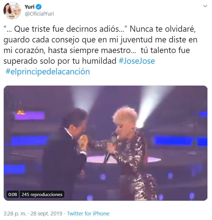 Yuri compartió un video en donde ella interpreta 'El triste' y José José sube al escenario a felicitarla.
