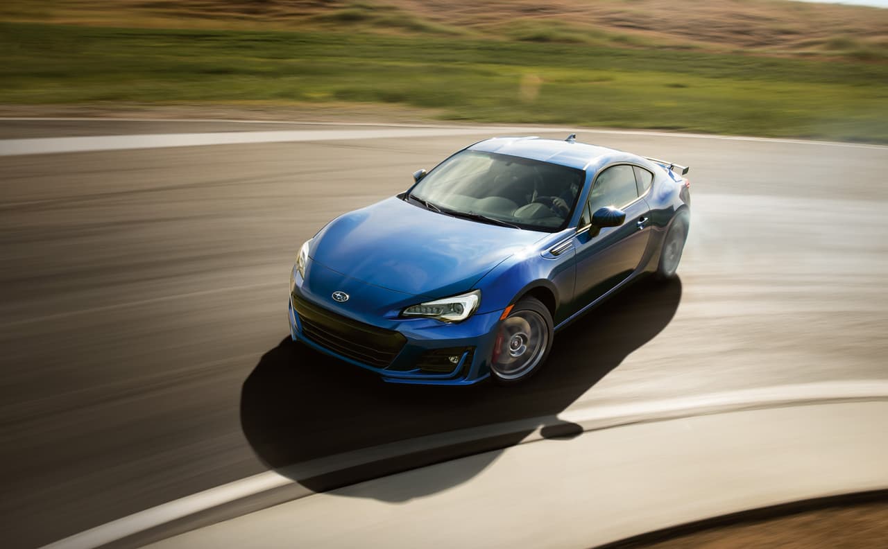 <b>Subaru BRZ 2020</b>
<br>Potencia mínima: 200 caballos de fuerza
<br>Precio de venta sugerido por el fabricante: $28,845
<br>
<br>El Subaru BRZ es el único miembro de la línea Subaru que no trae tracción en las cuatro ruedas. Algo para nada malo, pues permite que el motor esté ubicado en una posición más baja, lo que proporciona un mejor centro de gravedad y una mayor estabilidad sobre la marcha. Este deportivo está motivado por el mismo motor bóxer 2.0 litros de cuatro cilindros presente en el Toyota 86 que genera 205 caballos de fuerza con la transmisión manual de seis velocidades. Así también, cuenta con equipos de alto rendimiento, como un diferencial de deslizamiento limitado y una suspensión deportiva. Por supuesto, es en las curvas donde este vehículo da lo mejor de sí.