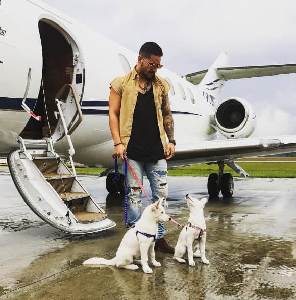 Aquí con sus dos adoraciones: sus perritos.