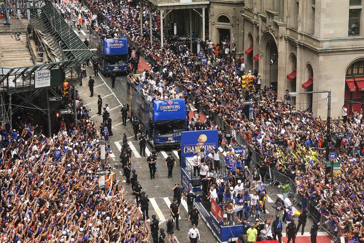 <b>Nueva York estalló en celebración este jueves con el desfile de campeones de los New York Knicks</b>, quienes recorrieron Manhattan tras conquistar su primer campeonato de la NBA en 53 años, poniendo fin a una sequía histórica para la franquicia.