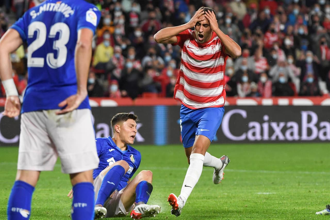 Granada logra empate de último minuto ante el Getafe, gracias al gol de Jorge Vidal al 90+7'. La visita ganaba el encuentro por la anotación Enes Ünal al minuto 36'. El mexicano JJ Macías no fue convocado para este partido de la Jornada 11 de La Liga.
