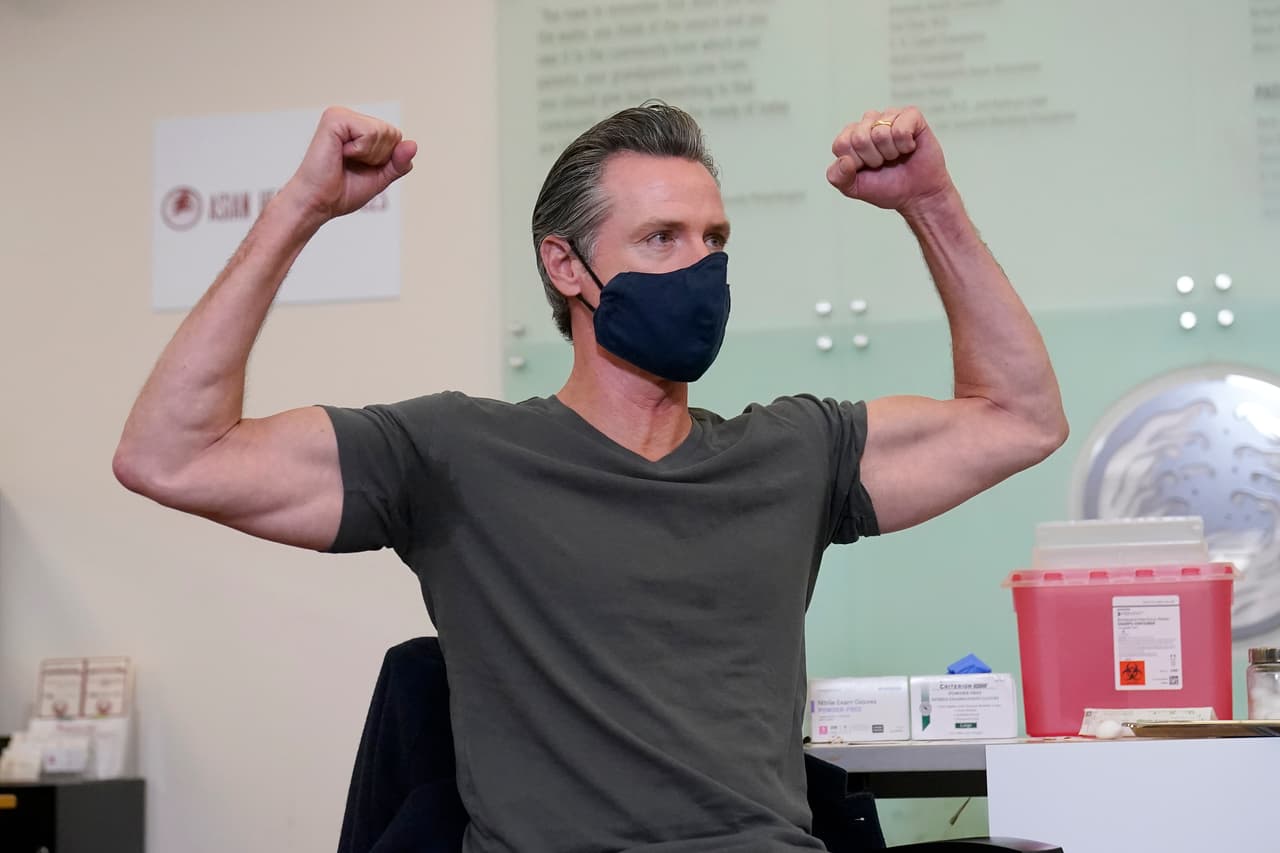 Este miércoles, el gobernador de California 
<b>Gavin Newsom</b> se aplicó la vacuna de refuerzo una clínica de salud de Oakland.