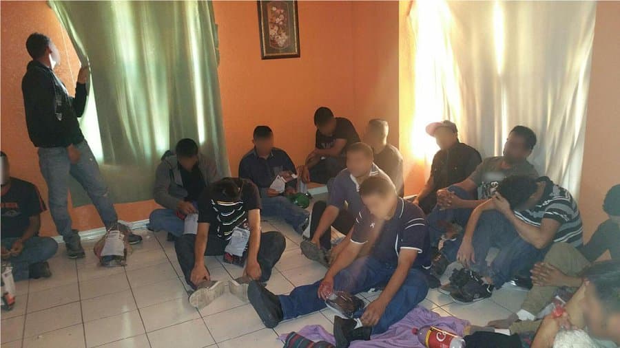 El reporte de Rand Corporation recomendó a las autoridades estandarizar y ampliar el rango de preguntas que los oficiales fronterizos hacen a los migrantes para buscar información más consistente sobre los contrabandistas, rutas y pagos. Además de expandir sus esfuerzos para interrumpir los pagos que los coyotes reciben de los familiares de los migrantes en EEUU.