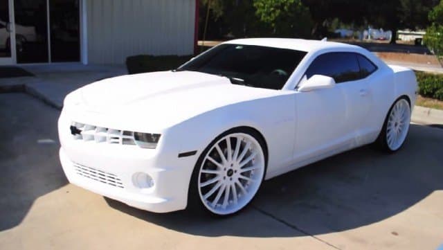 'King James' también es amante de los 
<i><b>muscle cars</b></i>. Y al parecer es propenso a escoger vehículos con carrocería blanca y llantas haciendo juego, tal como se advierte en este 
<b>Camaro SS 2010 </b>de su propiedad.