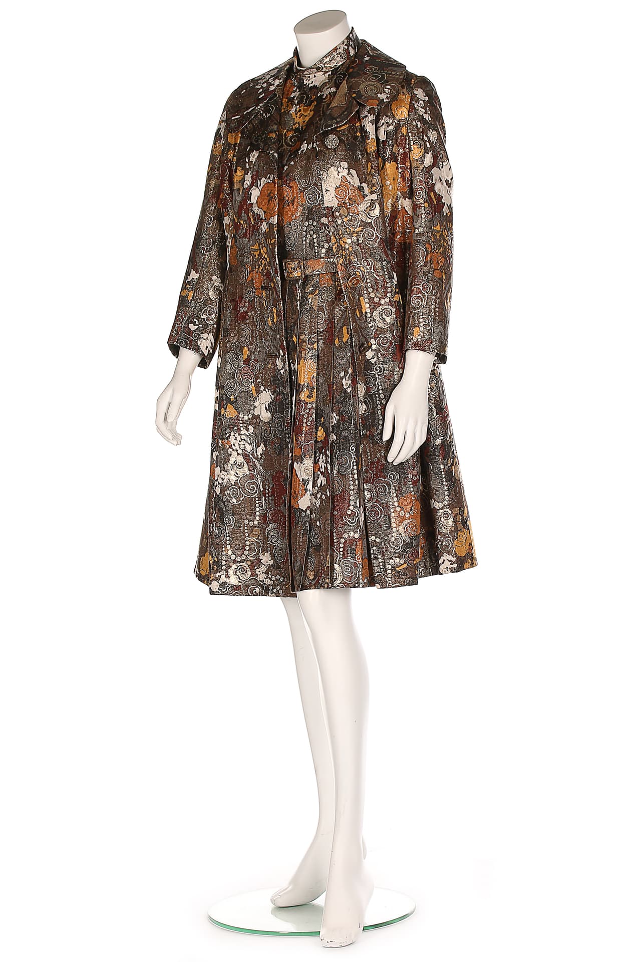 Aquí otro diseño de Dior. Se trata de un vestido de cóctel de tonos marrón y marfil valorado en unos 1,300 dólares. Esa apego a los diseños de Dior convirtió a la princesa Margarita una referencia de la moda, pero también le trajo críticas porque vestía de diseñador en medio en la austeridad de la posguerra de Gran Bretaña, según los historiadores.