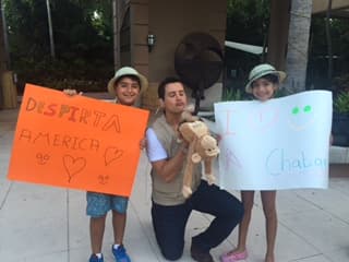 Alejandro se enamoró del tierno changuito y hasta monadas le hacía.