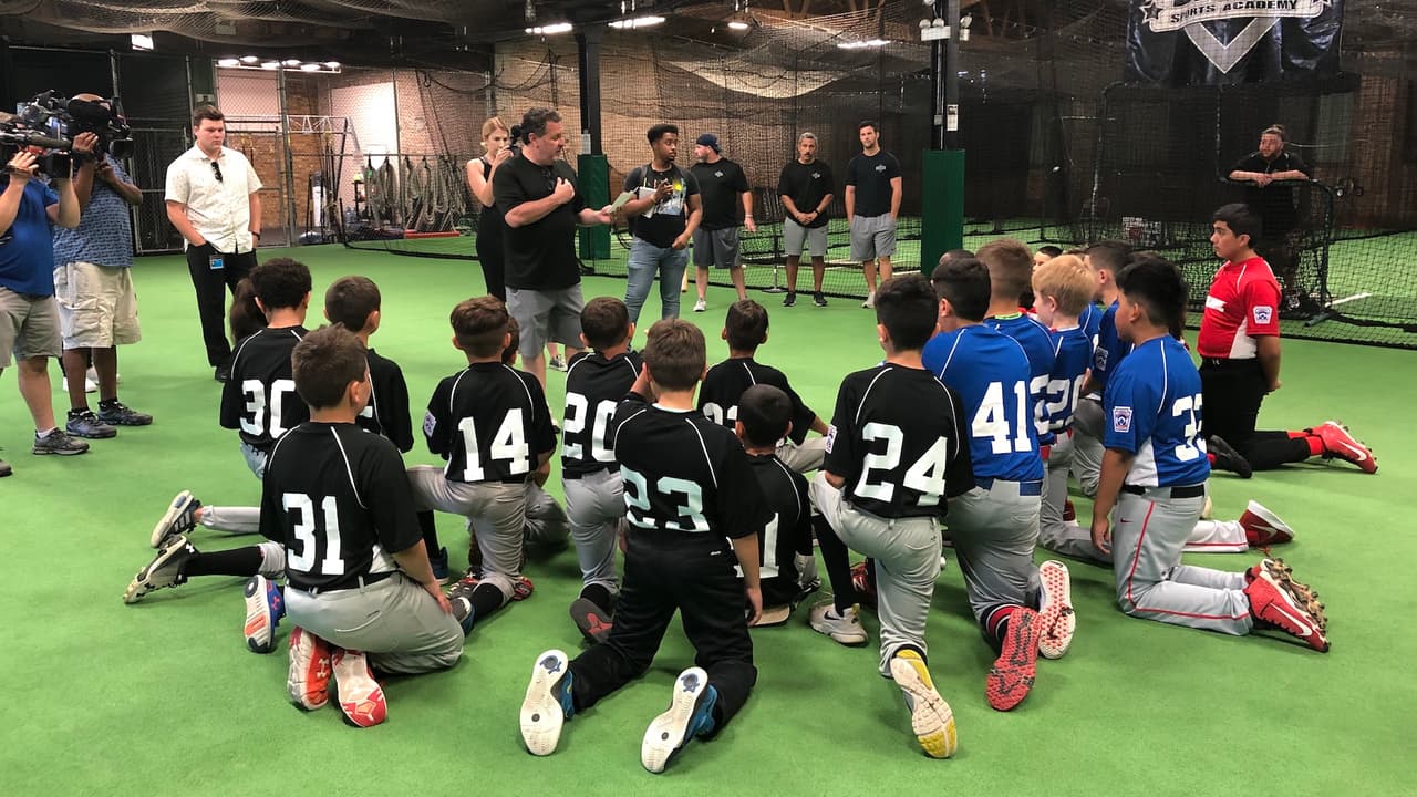 Esta actividad fue llevada a cabo aprovechando las vacaciones. Estuvo disponible para niños que se inscribieron al programa en Bash Sports Academy este martes 25 de junio. Los jóvenes estuvieron entrenando con el famoso jugador de los Cachorros de Chicago, que tienen su casa en Wrigley Field.