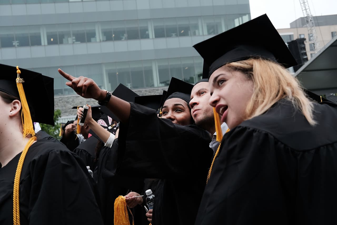 "Un buen titular y poco más": La matrícula gratis en Nueva York viene con una condición y los expertos dicen que puede ser brutal