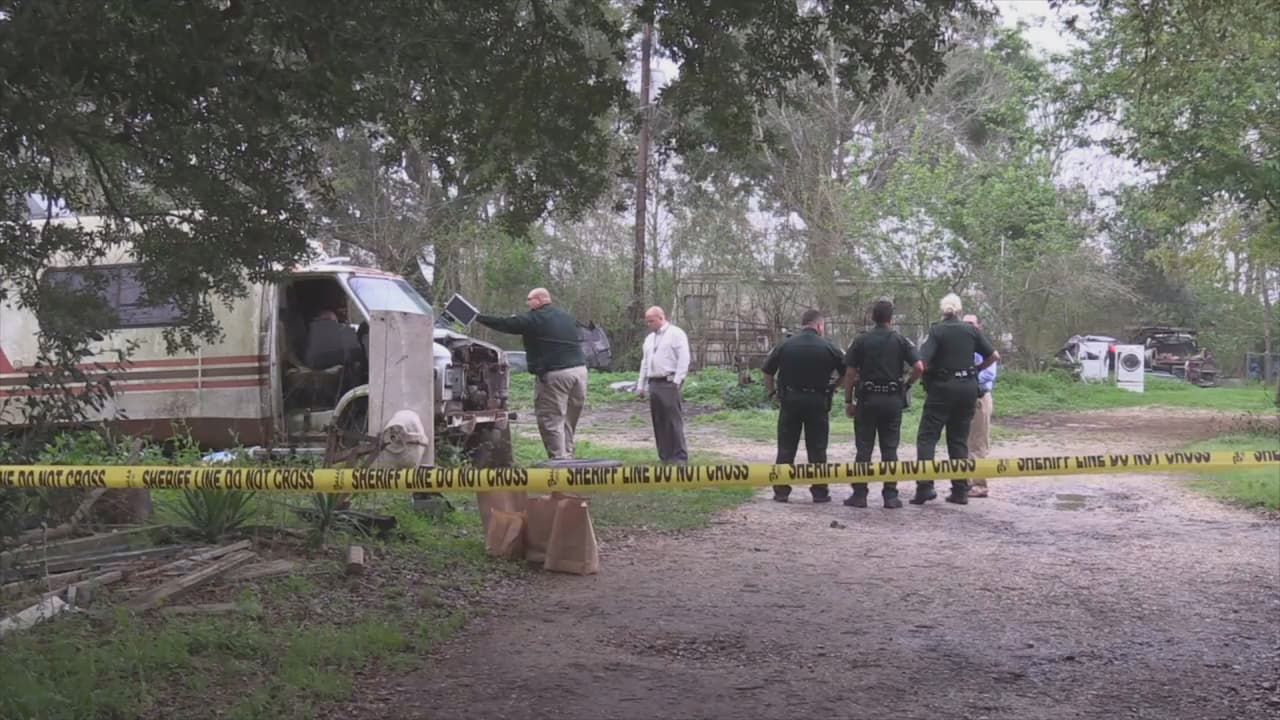 El ataque ocurrió en la cuadra 5600 de la calle Highland, en Santa Fe, un poblado al sureste de Houston. Se reportó que el dueño de la propiedad llamó al 911 para informar que sus mascotas habían atacado a su hermano y que podría estar muerto.