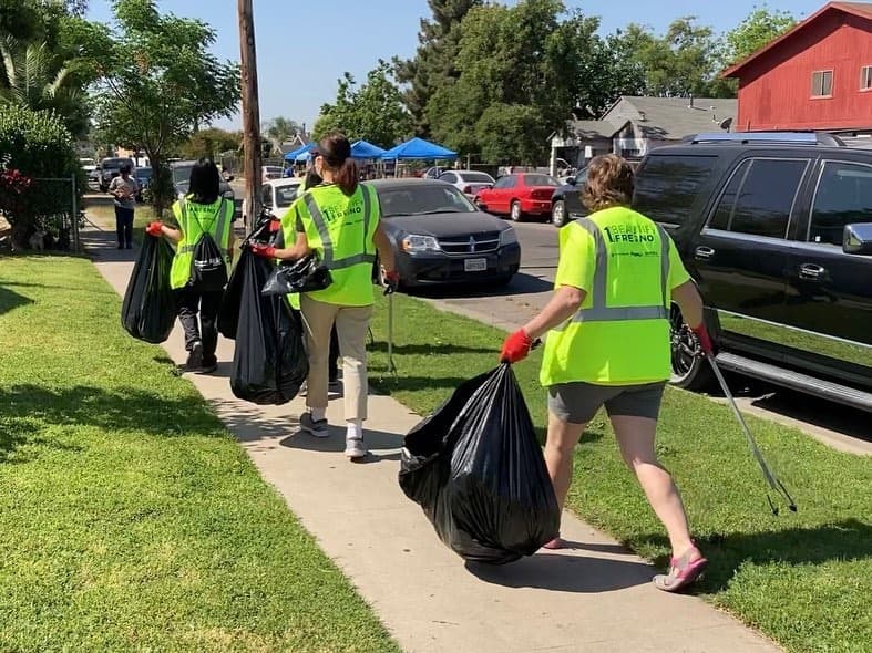 La
<b><a href="https://www.facebook.com/BeautifyFresno/about" target="_blank">organización sin fines de lucro</a></b>
<a href="https://www.facebook.com/BeautifyFresno/about" target="_blank"> Beautify Fresno</a> que reúne a distintos grupos y esfuerzos, reunió a 68 voluntarios la jornada de limpieza del 8 de mayo en el suroeste de Fresno.