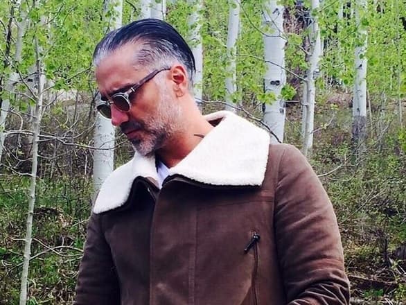 Él parece estar muy cómodo así, pero la verdad es que haría bien en cambiar de look. Hasta parece que tiene más de 44 años.