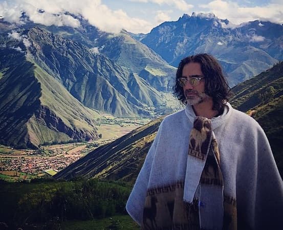 Pero un buen día, el cantante se dejó la barba y el cabello tan largo que estaba irreconocible.