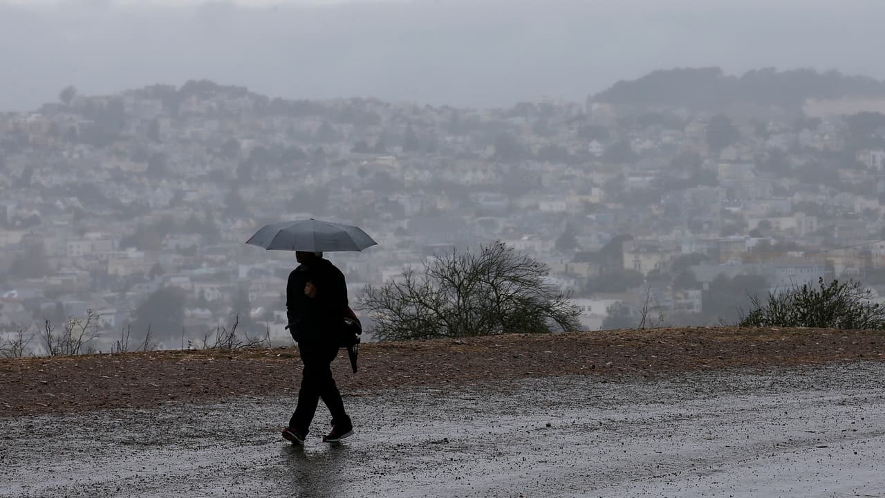 Lluvia ligera y nieve en las montañas permanecen en el pronóstico