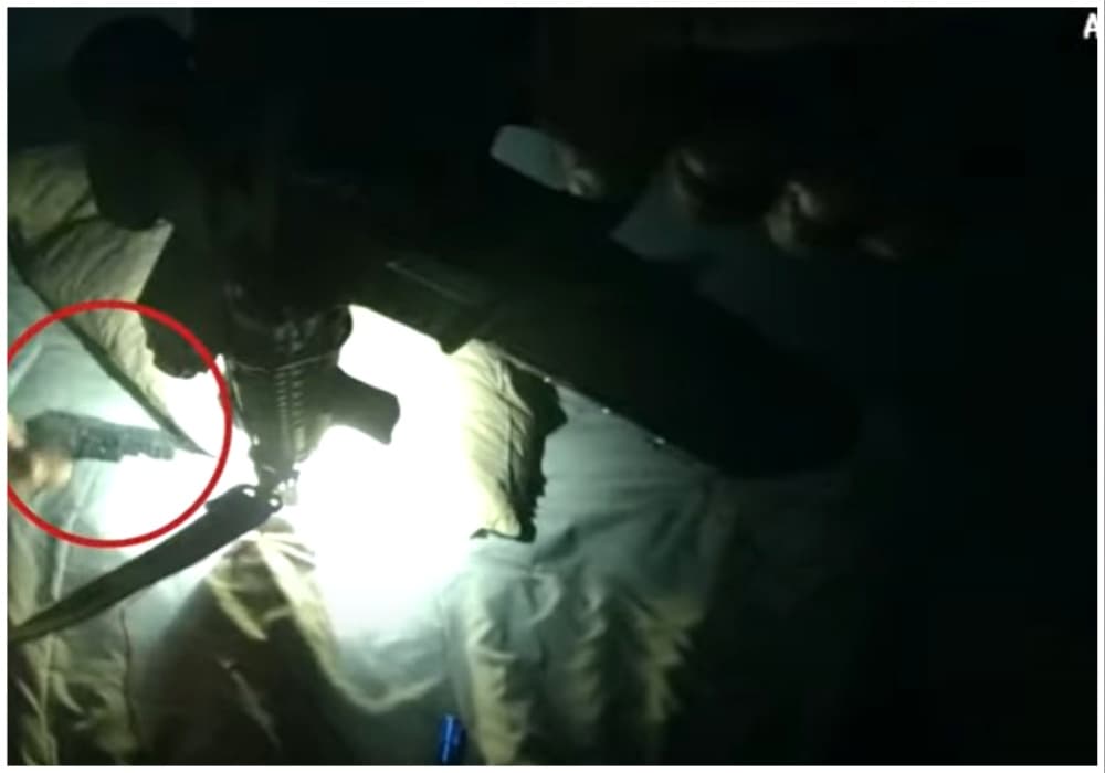 El arma que portaba Juan José Campos fue asegurada por los agentes, quienes lo detuvieron para trasladarlo primero a un hospital para curar sus heridas.