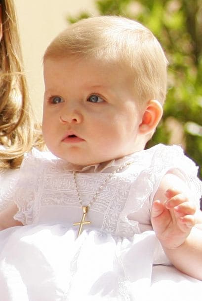 La princesa de Leonor acaba de ser nombrada princesa de Asturias y es la segunda en la línea de sucesión a la corona española.Actualmente estudia en un colegio muy cerca de sus padres, pero al igual que su padre el rey Felipe VI recibirá amplia formación militar y profesional.Sólo tiene ocho años, pero ella sabe su papel y demuestra su formación real en cada evento al que asiste. Toma clases de mandarín, ballet y practicar deporte.