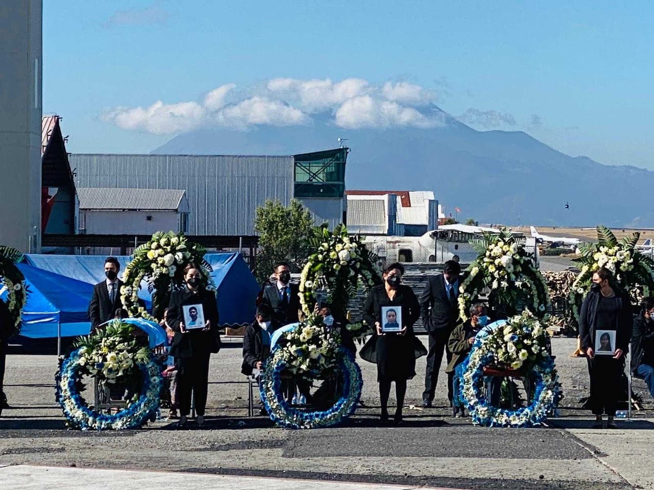 Según versiones, uno de los coyotes que transportaba al grupo informó a las familias de las muertes y éstas, al no tener noticias de ellos, dieron alerta a las autoridades.
<br>