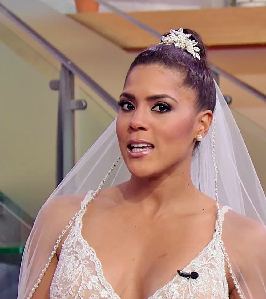 Aunque probarse el atuendo no estaba en sus planes, el maquillaje y el peinado se acomplaron para que luciera bella.