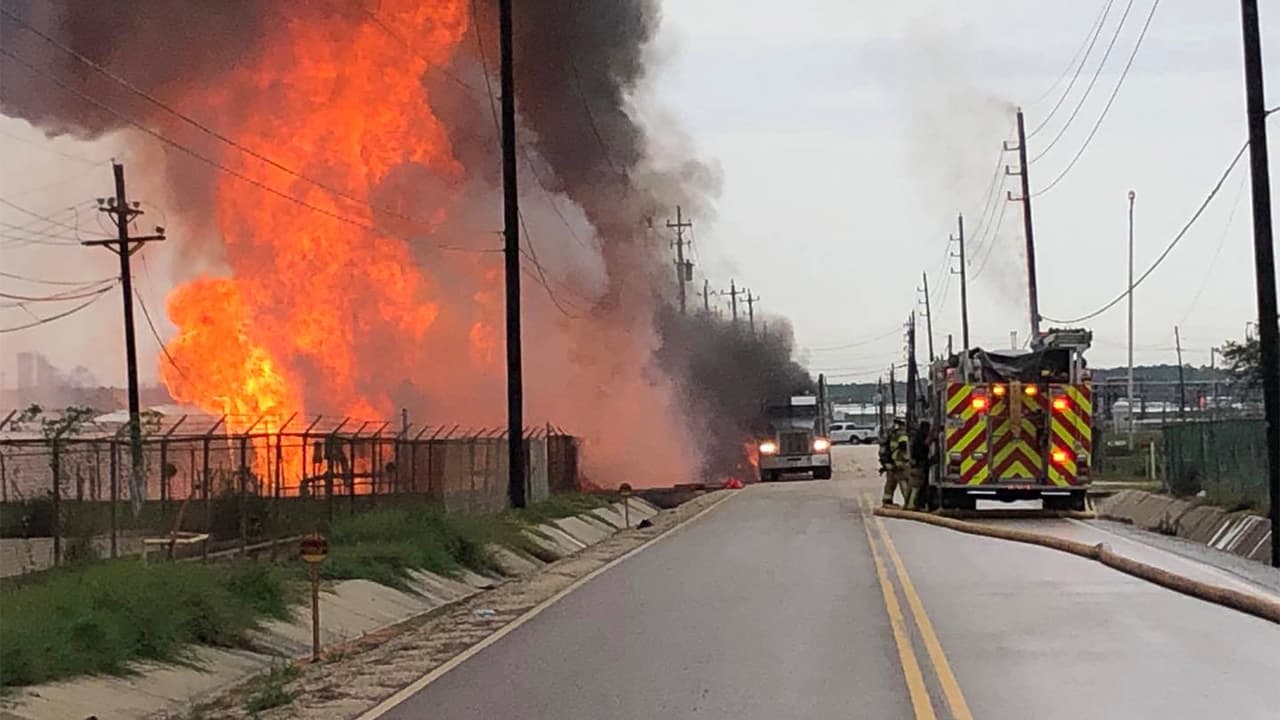 El área fue asegurada por las autoridades y no se han reportado heridos. Se estima que puedan extinguir el fuego durante la noche del miércoles.