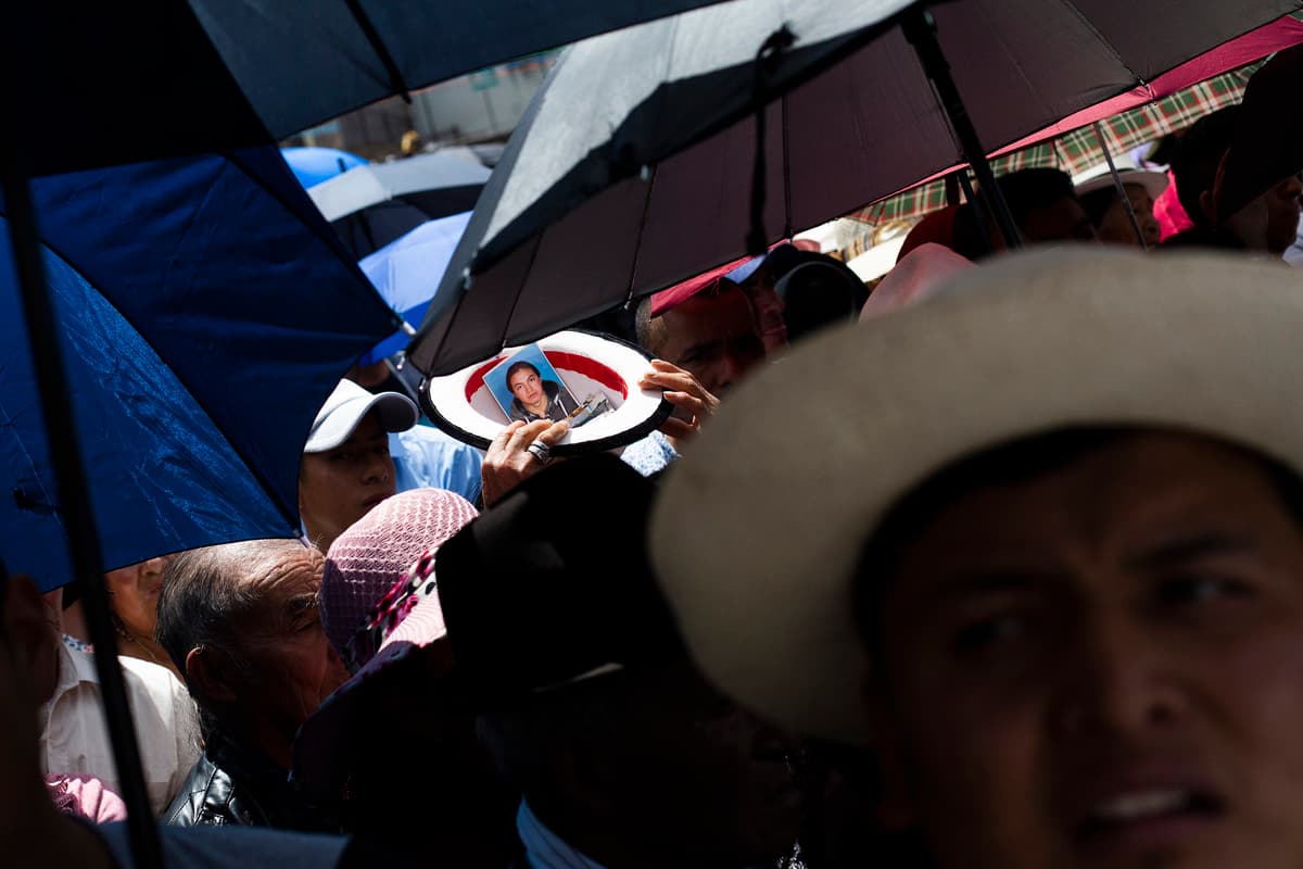 La gran mayoría de los migrantes no pueden cumplir la promesa de volver al santuario de la virgen y solo están presentes sus fotos.