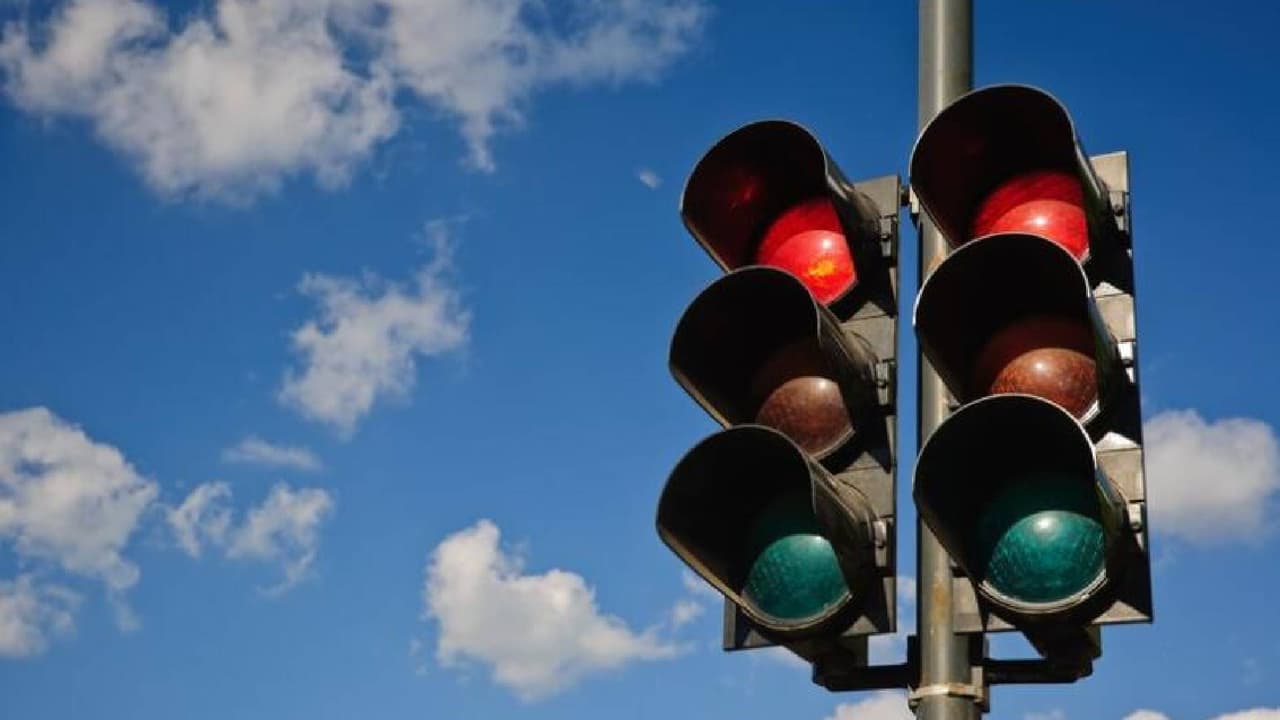 Colocan nuevas luces azules en semáforos de Tucson. ¿Para qué funcionan?