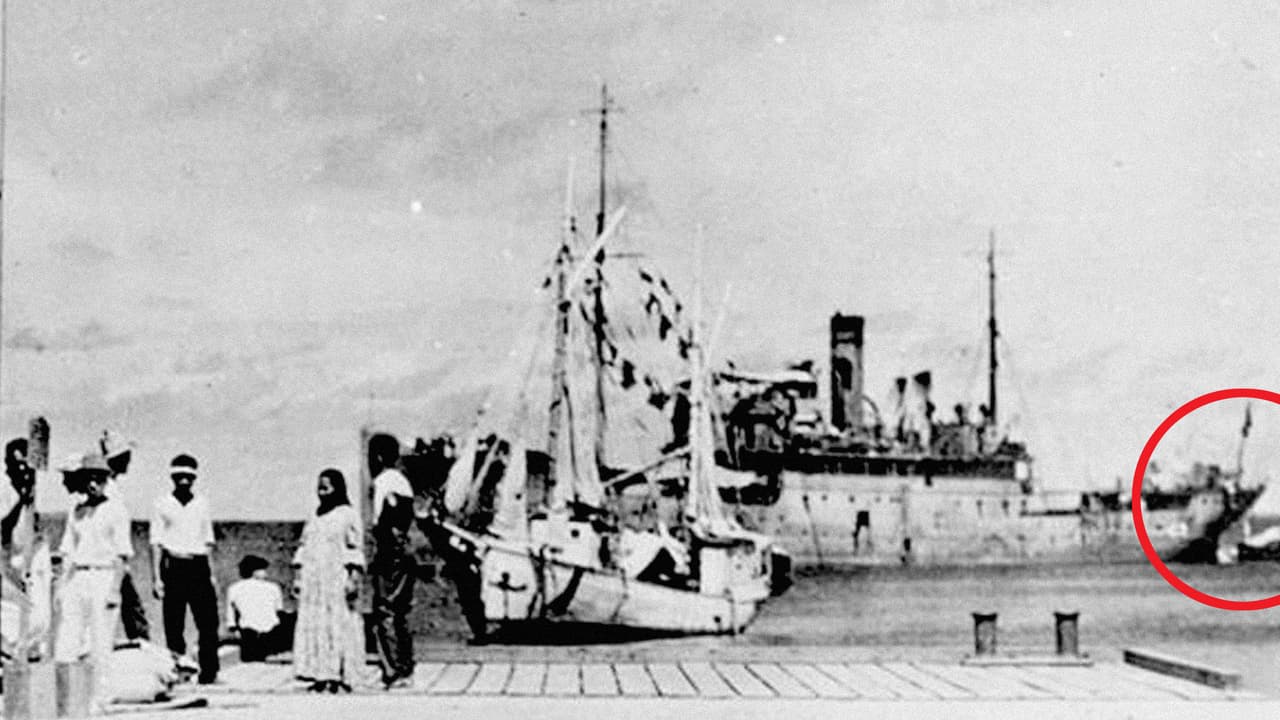 A la derecha de la fotografía se ve lo que parece ser un artefacto que, según señalan, podría ser el avión Lockheed Electra en el que Earhart y Noonan se perdieron. Esta nueva teoría es defendida por expertos que señalan que las medidas de estas personas coinciden con las de Earhart y Noonan.