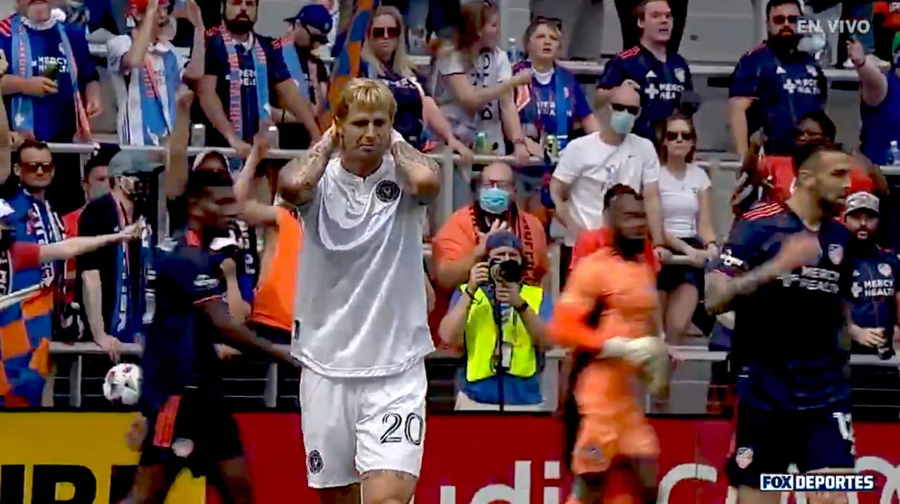 ¡Cerca del doblete! Brek Shea la manda a guardar, pero el gol es anulado