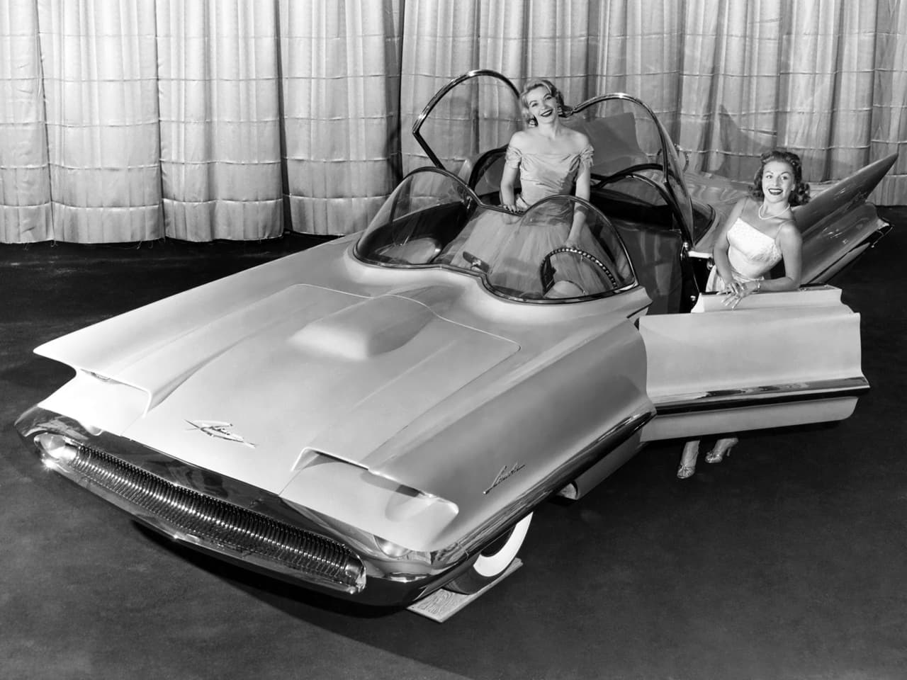 <h3 class="cms-h3-H3"><b>Lincoln Futura 1955</b></h3>
<br>
<br>Este hermoso dos puestos Lincoln contaba con un diseño muy futurista pero con una mecánica totalmente convencional. Si su apariencia te resulta familiar es por que el Futura fue vendido al famoso modificador de autos George Barris y eventualmente convertido en el Batimóvil de la serie Batman de 1966.