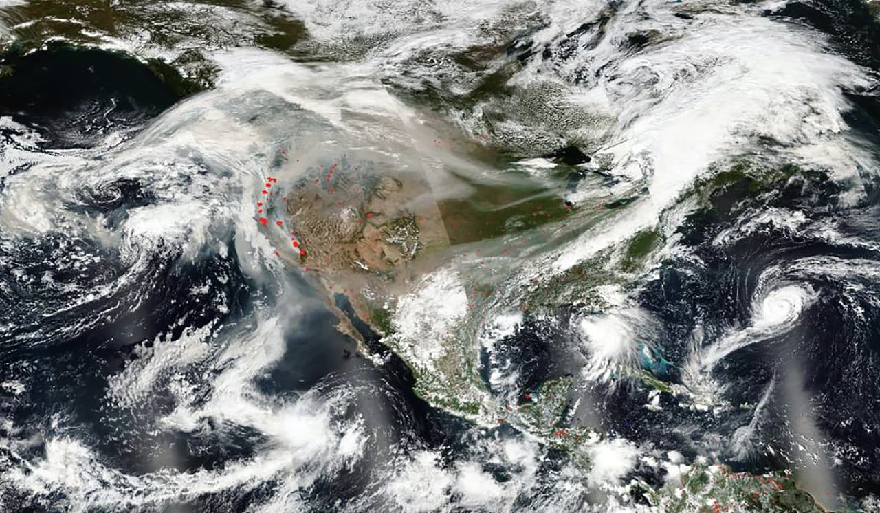 <b>El humo de los incendios en la Costa Oeste llega a Nueva York y el océano se plaga de huracanes.</b> Desde el espacio puede verse el recorrido del humo de los fuegos que arden en la Costa Oeste sobre el continente, mientras varios sistemas de tormenta acechan desde el Océano Atlántico. 12 tormentas, cuatro de ellas con fuerza de huracán (Laura, Sally, Delta y Zeta), tocaron tierra en Estados Unidos. Esta fotografía de la NASA del 15 de septiembre 
<u><a href="https://www.univision.com/noticias/medio-ambiente/el-clima-extremo-es-real-humo-de-los-incendios-llega-a-nueva-york-y-el-oceano-se-plaga-de-huracanes">refleja eventos climáticos extremos que para la mayoría en la comunidad científica son consecuencia del cambio climático.</a></u>