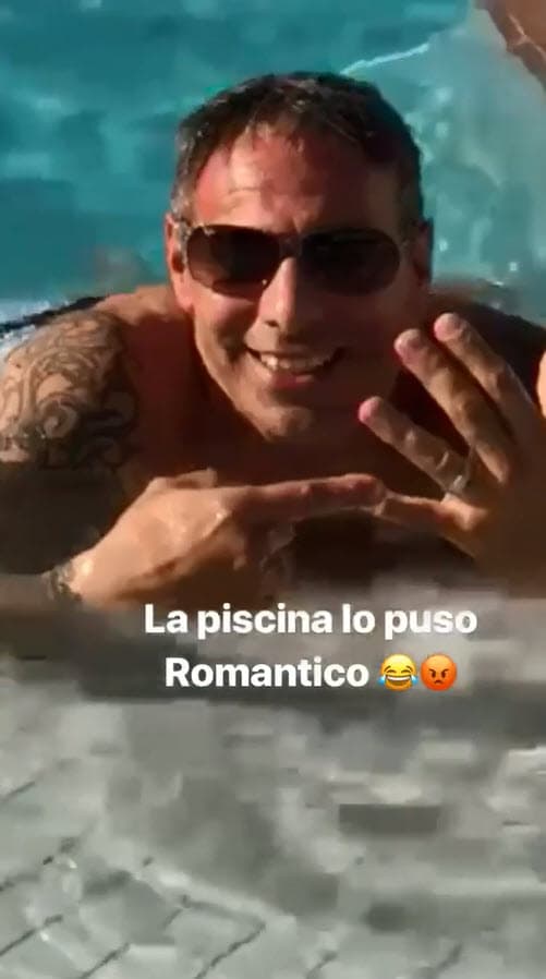 Gelena compartió esta imagen donde su esposo muestra su "hermoso anillo" de bodas.