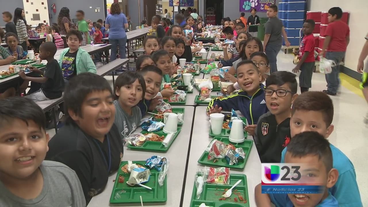 DART distribuye alimentos a estudiantes en Garland ante la crisis de coronavirus