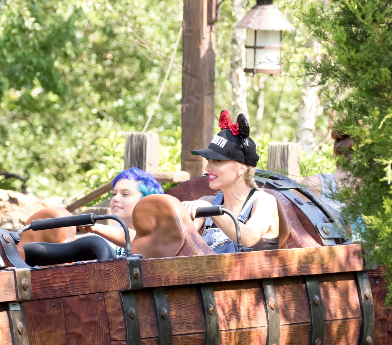 Al parecer la artista es una mami muy liberal, le permito a su hijo teñirse el cabello de azul.
