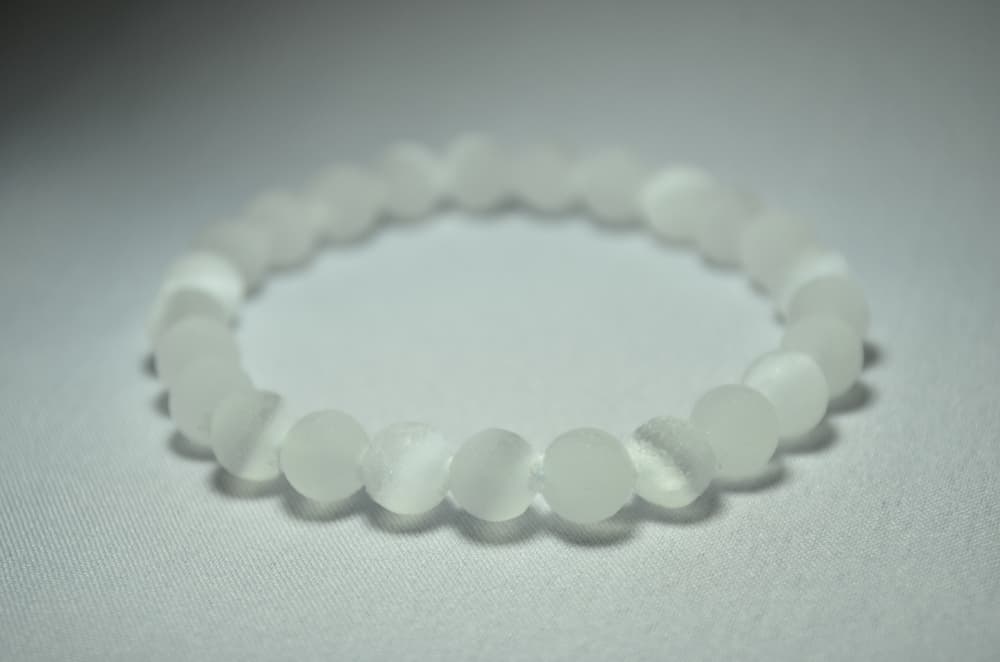 Así, la selenita nos ayuda a recalcarnos esos problemas sobre los que aún estamos trabajando y nos muestra la mejor manera de resolverlos, gracias a la claridad mental que brinda.