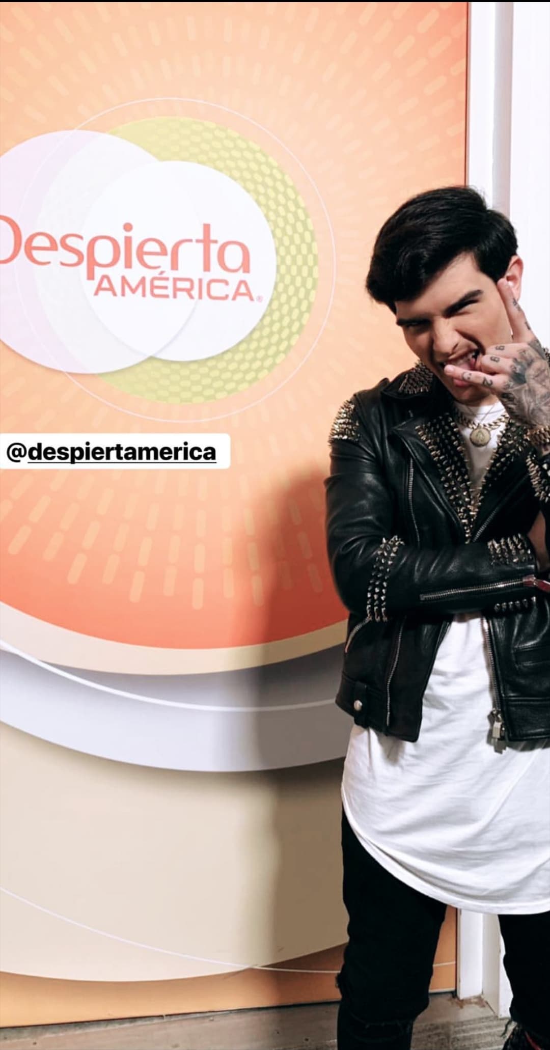 Durante la transmisión en vivo contó de sus más recientes colaboraciones musicales, así como del estatus del controversial tema de su supuesta paternidad.