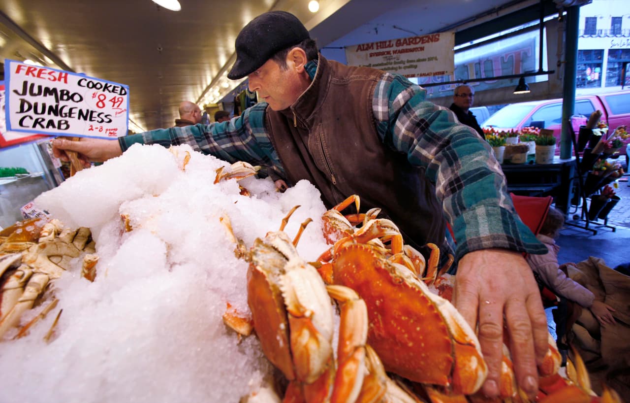 A la hora de comprar pescados y mariscos revisa que haya una capa gruesa de hielo (sin derretir) en las neveras donde los despliegan.