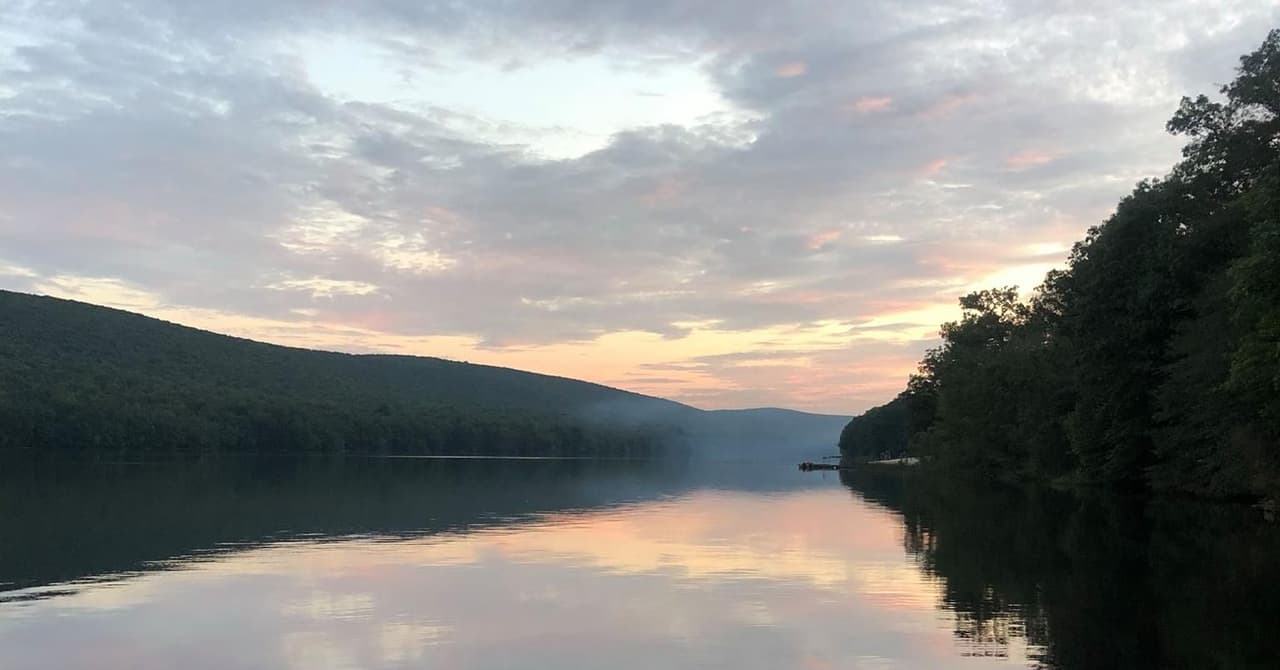 <b><a href="https://www.carboncounty.com/index.php/park">Mauch Chunk Lake</a></b>. El parque supera los 150,000 visitantes al año y se ha convertido en un popular destino de vacaciones para muchas familias. El parque tiene instalaciones para acampar, nadar, ir de picnic, caminar, andar en bicicleta, pescar y pasear en bote.
<br>
<br>
<b><a href="https://goo.gl/maps/E8SVVbSLMtdL7bDt7">Cómo llegar</a></b>