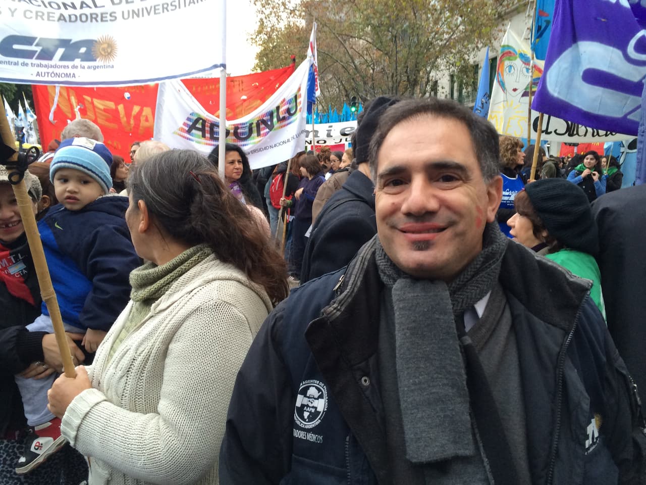 “Argentina es un país muy machista, no se trata a la mujer como se merece. Las violaciones, los asesinatos, la violencia en todas sus formas son algo que repudio y me duele, por eso estoy acá”, dice Leonardo padre de dos hijas y militante sindical.