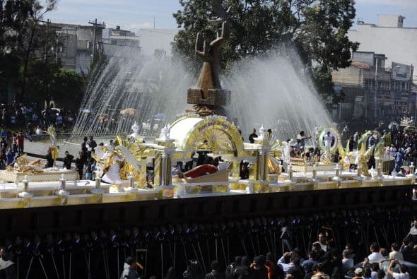 En Guatemala los católicos generan multitudes durante las celebraciones del "Santo Entierro".