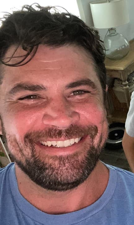 Antes de retirarse del mundo de la actuación hizo otras películas como ‘You’re Invited to Mary-Kate & Ashley’s School Dance Party’ o ‘Juntos pero no revueltos’. Ahora es dueño de The Shelf King, una empresa de estanterías diseñadas a medida. Además, ya está casado y tiene dos hijos, los cuales suele subir a su cuenta personal de Instagram.