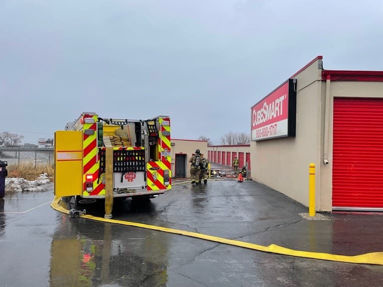 Los bomberos extinguieron las llamas en seis bodegas de almacenamiento. Los empleados de un lavado de autos que está a un lado ayudaron con la investigación.