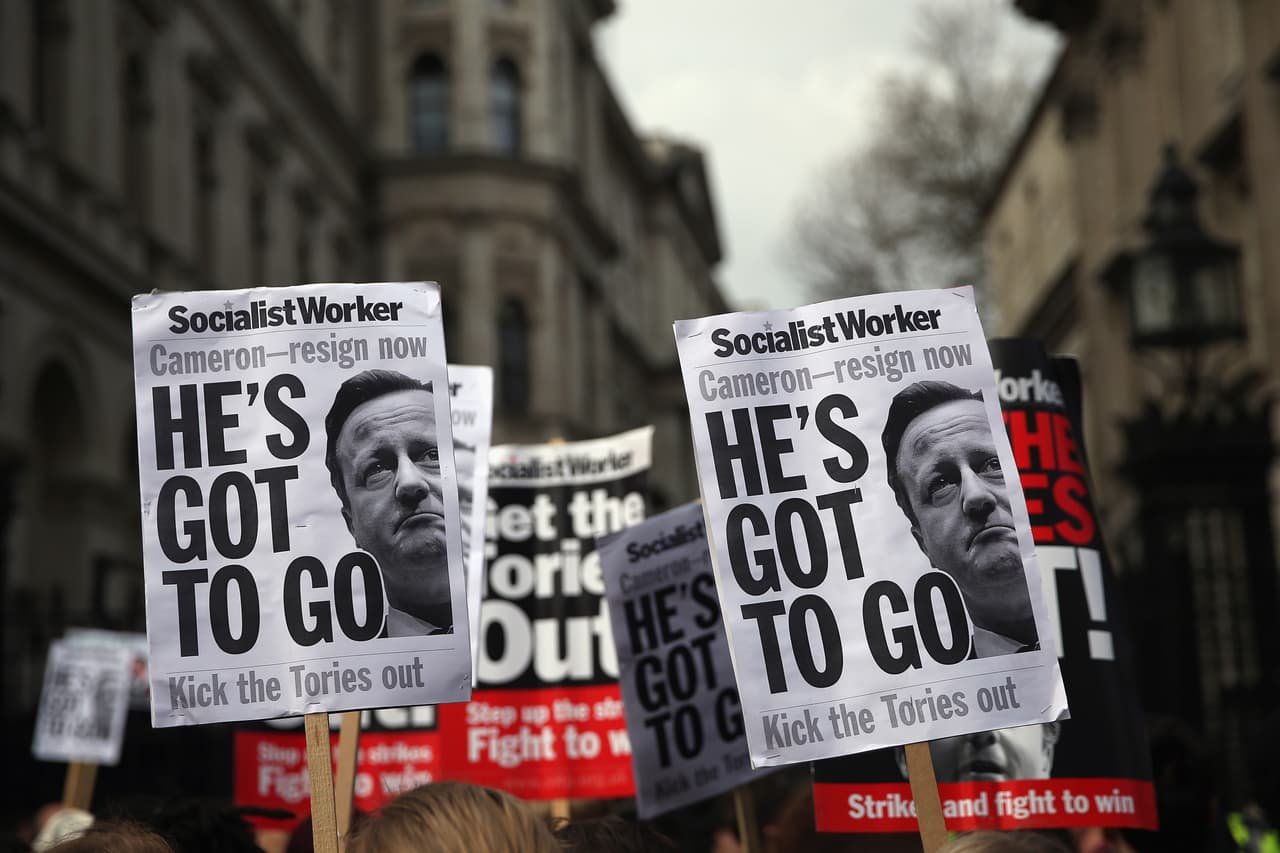 Centenares de personas se manifestaron este sábado ante la residencia del primer ministro británico, en Downing Street, para pedir que presente la dimisión tras la polémica por los papeles de Panamá.