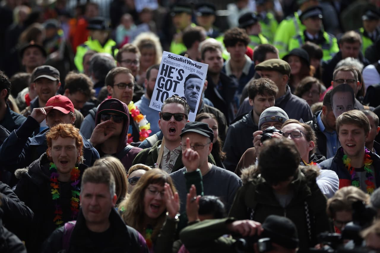 Los manifestantes salieron a la calle por la revelación de que el padre de Cameron, Ian, fallecido en 2010, había dirigido un fondo de inversión en las Bahamas en el que el propio Cameron había tenido acciones.