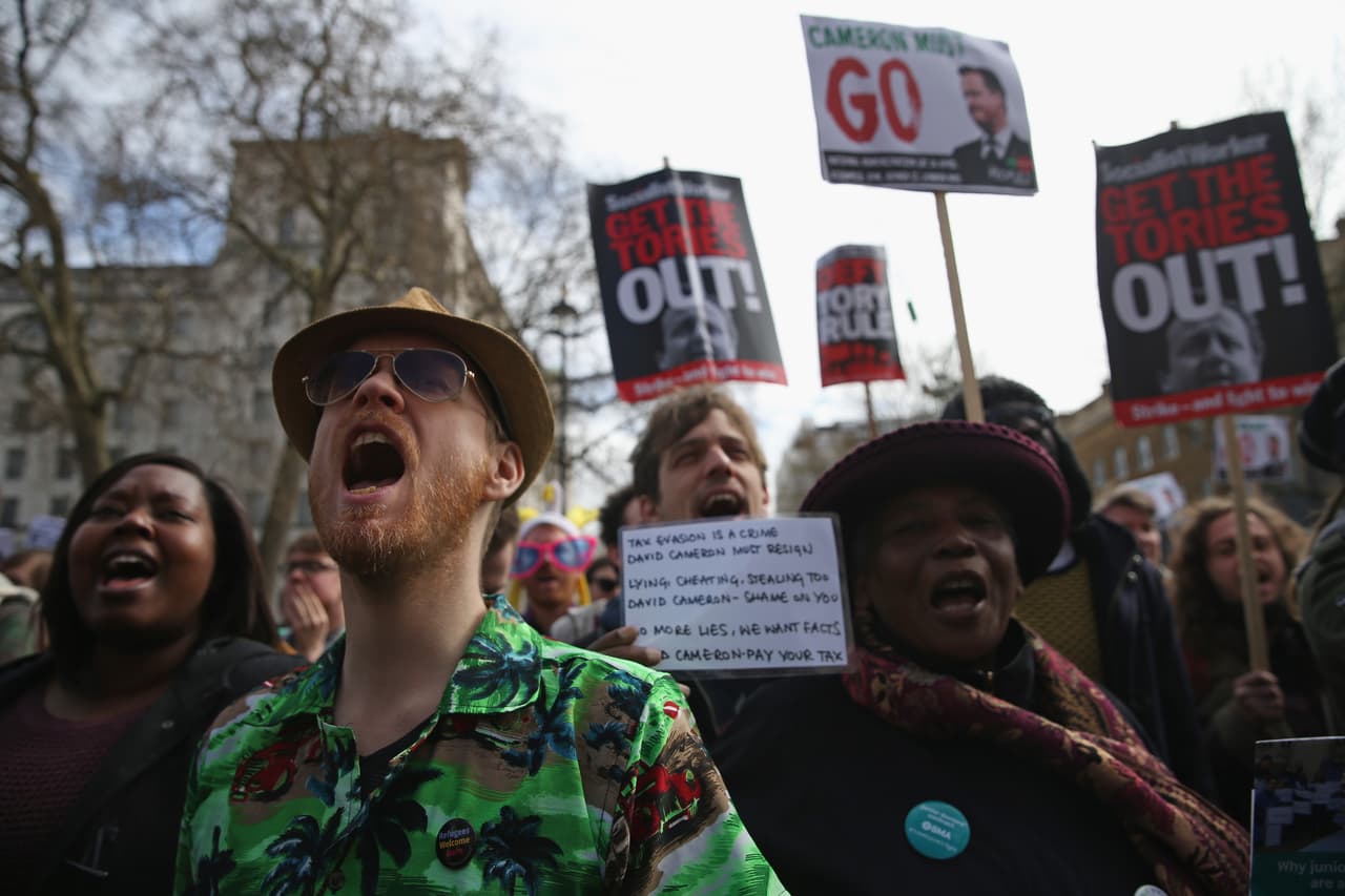 Mientras en Islandia los Papeles de Panamá han provocado la dimisión de su primer ministro y múltiples manifestaciones ciudadanas, en Londres las voces a favor de la salida de Cameron son mucho menos numerosas, según la agencia AFP.