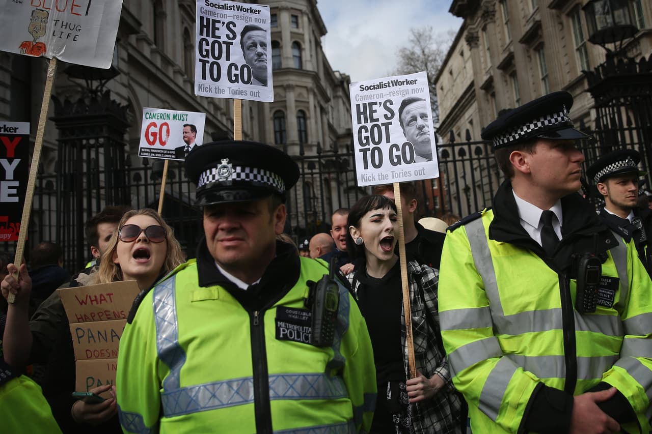 Ante la verja del 10 de Downing Street, los manifestantes gritaban "Cameron must go", ("Cameron debe marcharse"), algunos vestidos con sombreros de inspiración panameña y camisas hawaianas.