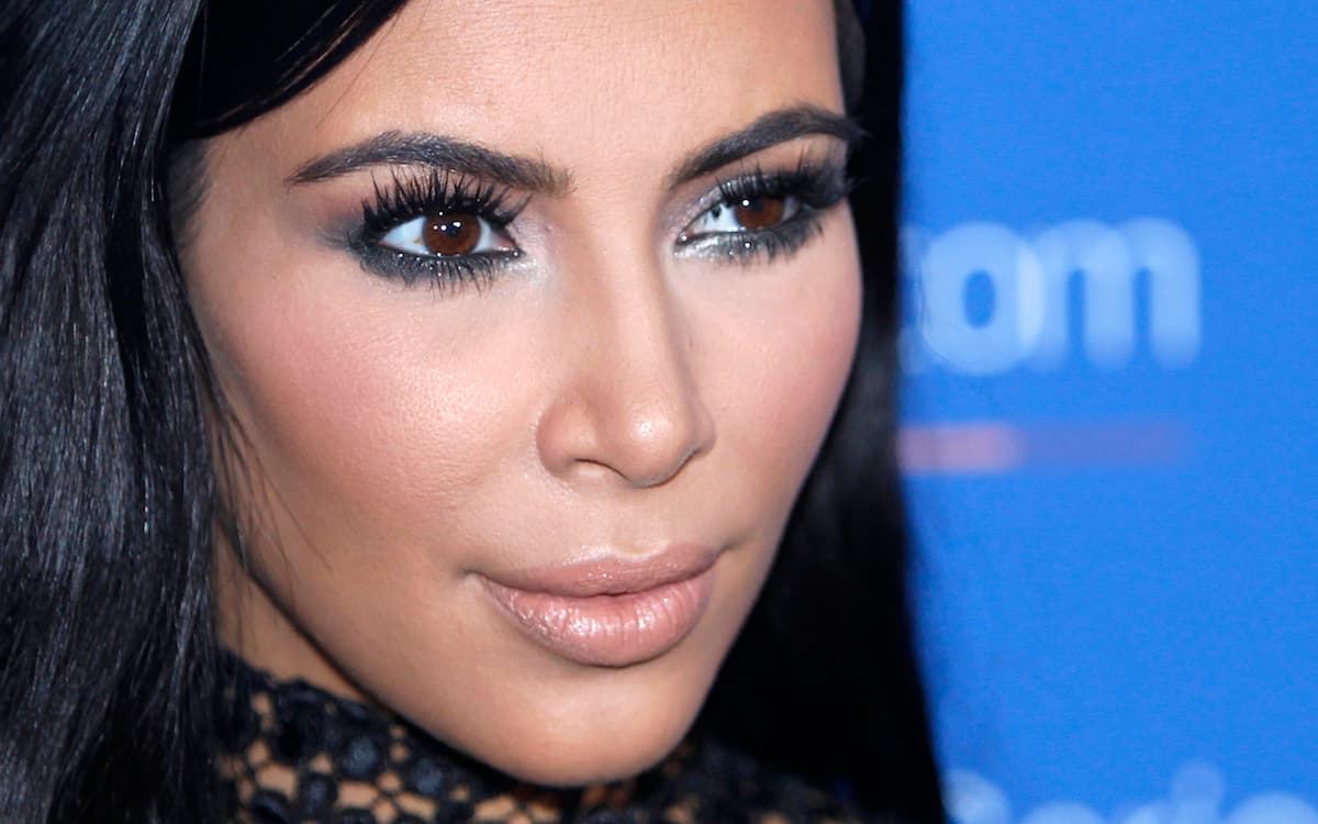 Hombres armados vestidos de policía roban más de 10 millones de dólares en joyas a Kim Kardashian en París