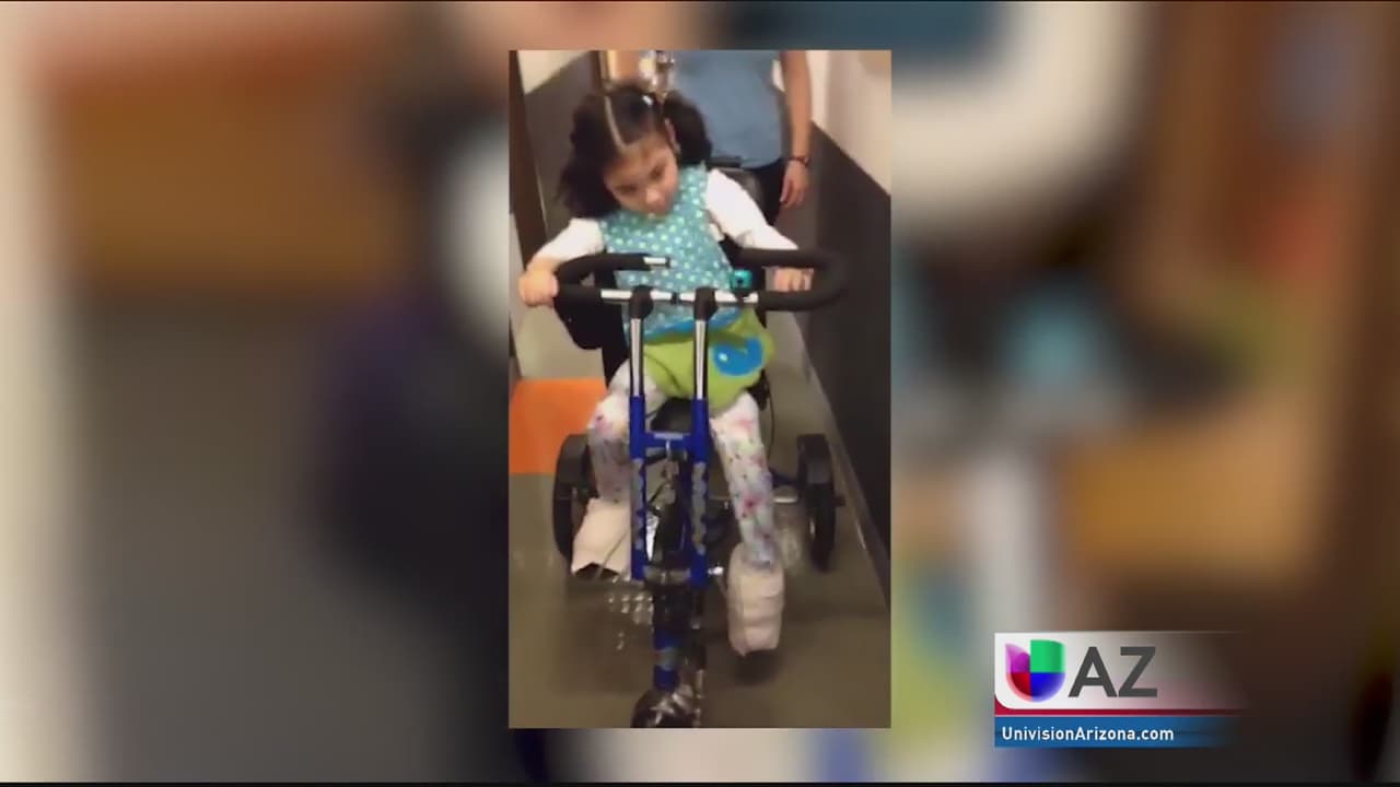 Niña con parálisis encuentra felicidad en triciclo