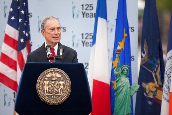17. MICHAEL BLOOMBERG- El actual alcalde de Nueva York es un ejemplo de un hombre poderoso en múltiples esferas, ya que su simple presencia tiene influencia no sólo en la política, también en los medios de comunicación, en la filantropía y en el círculo de los más ricos de EU. Bloomberg sólo en un año tuvo ingresos de $19,500 millones, apuntó 'Forbes'.