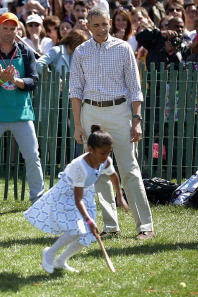 El presidente Obama grita palabras de aliento a los niños que participan el en concurso de huevos de Pascua.