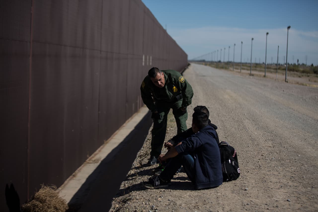 La cifra de menores no acompañados llegando a la frontera también experimentó un repunte en febrero de 2019 en relación con febrero de 2018: fue 249% más alta. Carlos, de 17 años, se entregó a la Patrulla Fronteriza el lunes. Él primero había viajado de Guatemala a México para buscar trabajo. No tuvo suerte y decidió cruzar a EEUU.