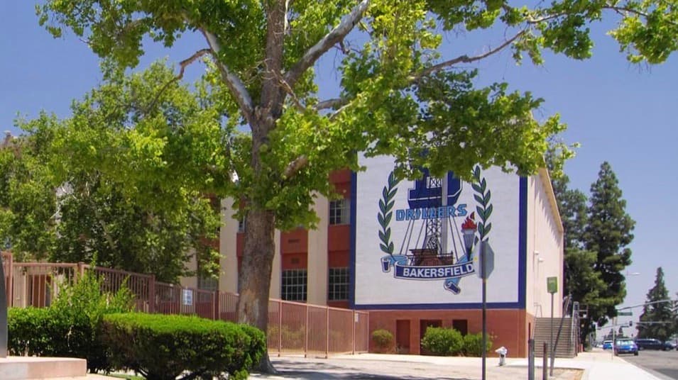 Demanda alega abuso sexual contra menor en escuela de Bakersfield en plena clase