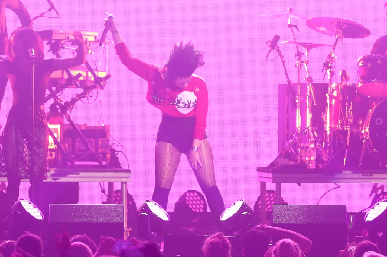 ¡Así es pillín! Ya te cachamos por qué esta niña te trae por el cielo.